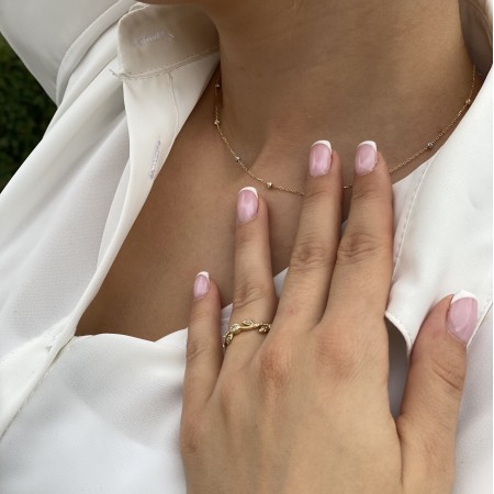 Златно колие с бляскави топчета 