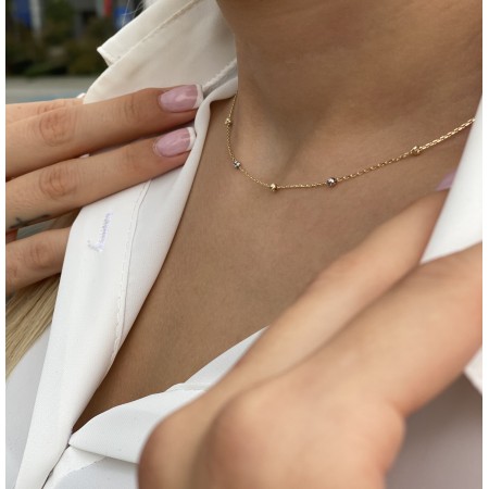 Златно колие с бляскави топчета 