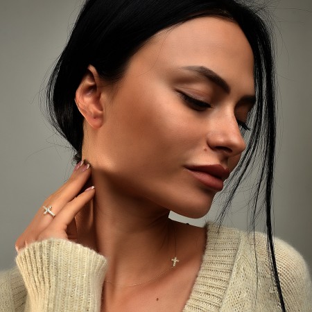 Златно колие кръст с камъни