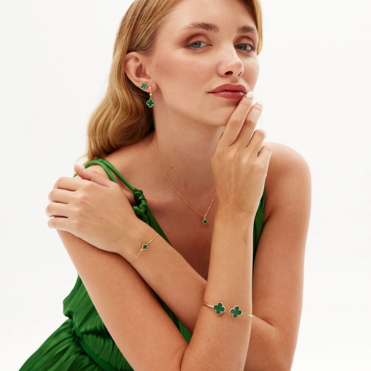 Златна твърда гривна Green Clover Златна твърда гривна Green Clover