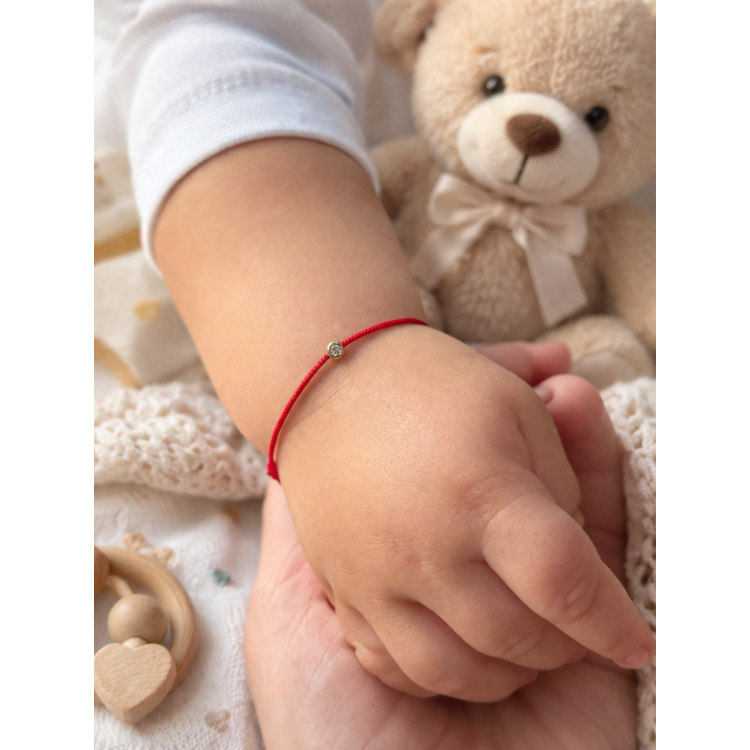 Гривна с червен конец и диамант