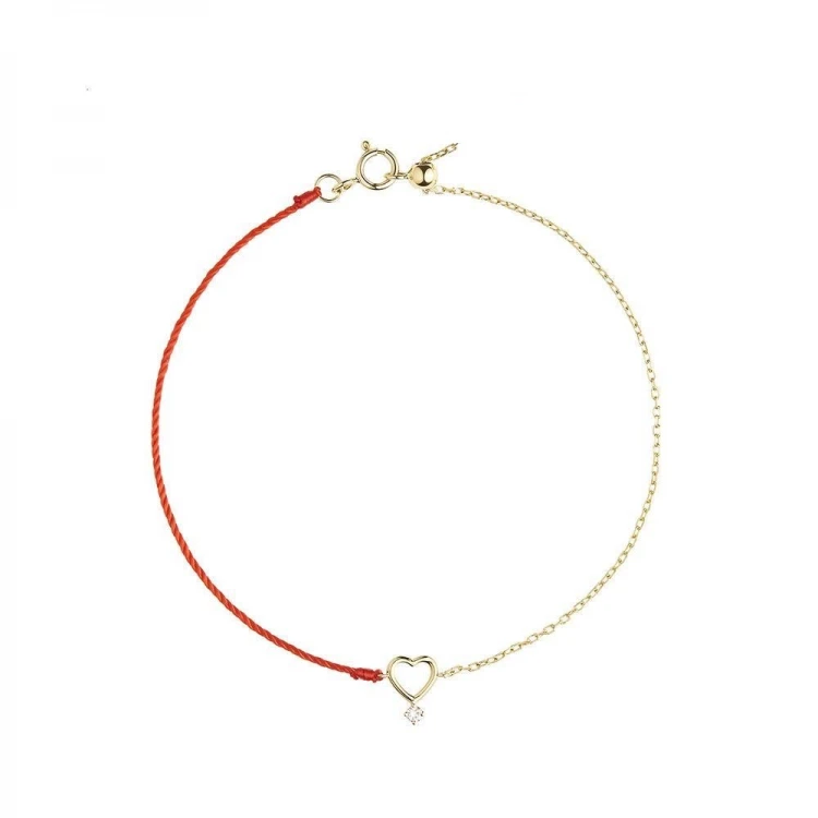 Гривна с червен конец и златен елемент сърце Гривна с червен конец и златен елемент сърце