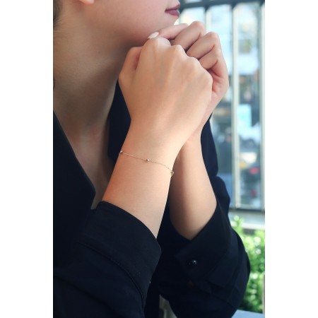 Златна гривна с топчета