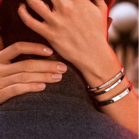 Златна гривна Love