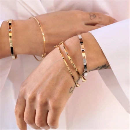 Златна твърда гривна Love Bangle